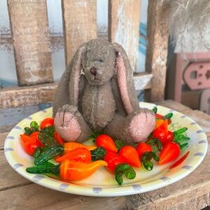 Boyd’s Bears Bunny Covered In Wax Sitting On A Bunny Plate W/Glass Carrots NEW